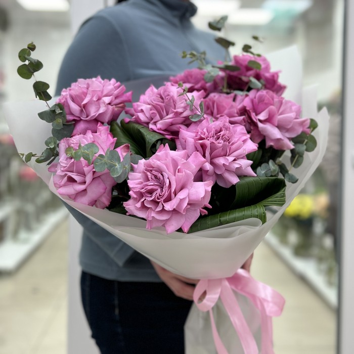 Букет из 9 пышных сиреневых роз Куинс Краун с зеленью